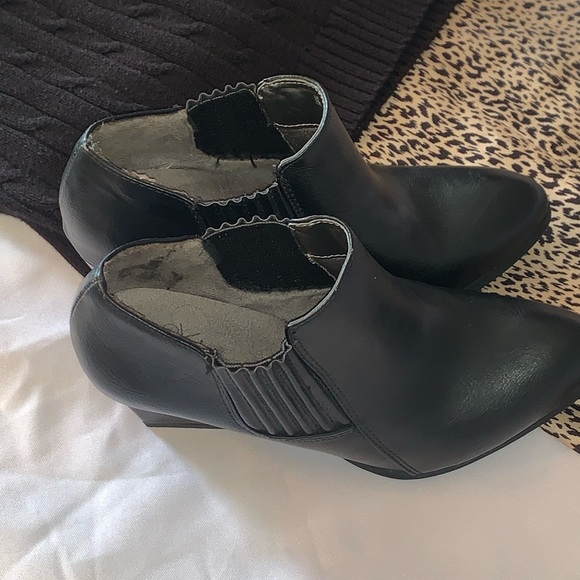 Stylish Ankle Boots - Picture 4 of 7